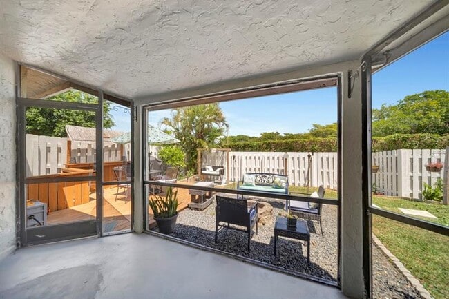 Building Photo - 9743 Saratoga Park Ct