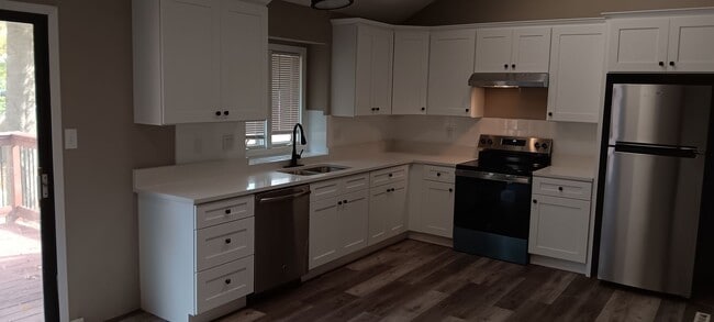Building Photo - Coming Soon – Beautifully Renovated 4-Bedroom Home in Blue Springs!
