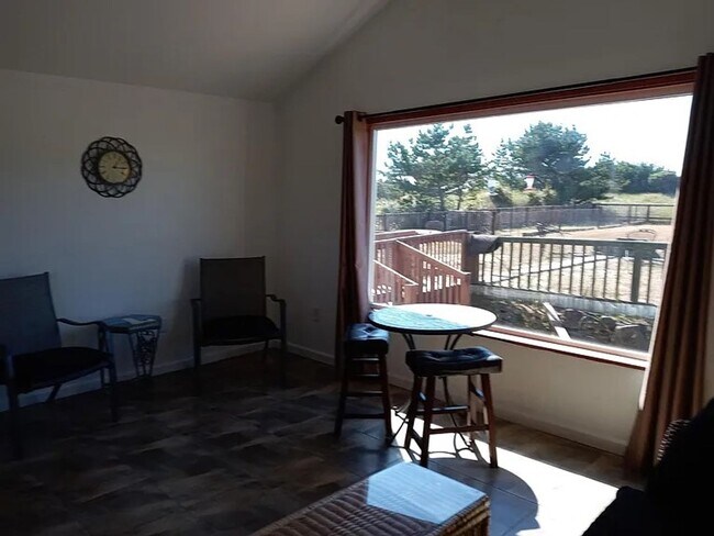 Building Photo - Furnished MID-TERM ~ Unique Ocean Front House