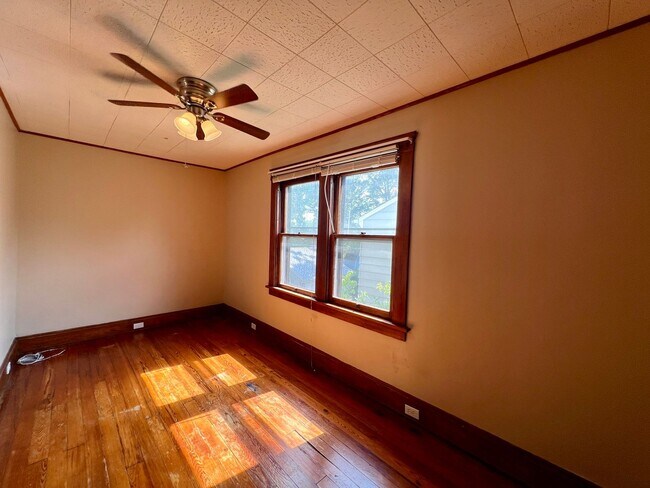 Building Photo - 4 Bedrooms 2 full Bath for rent