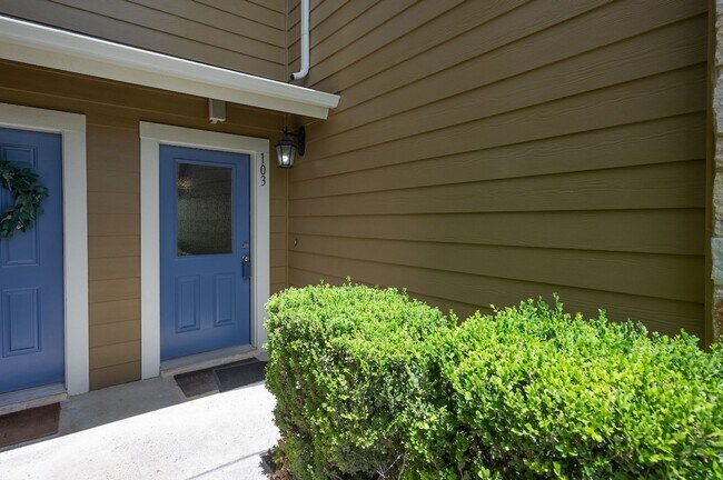 Building Photo - 1620 Bryant Dr