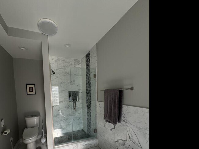Building Photo - 3 bedroom in Chicago IL 60625