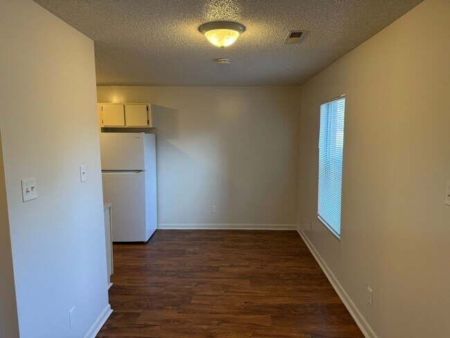 Building Photo - 1105 W Parkway Ave