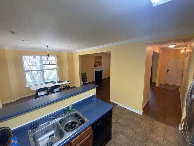 Building Photo - Charming Hampton Home