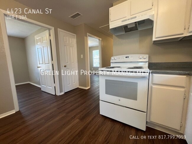Building Photo - 4423 Canal St