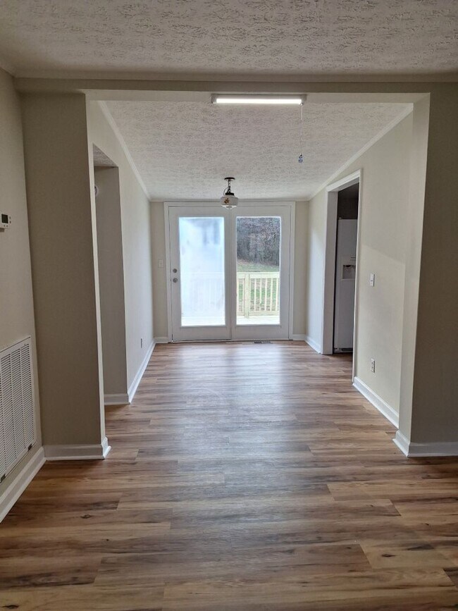 Building Photo - Country Living at its Best!!