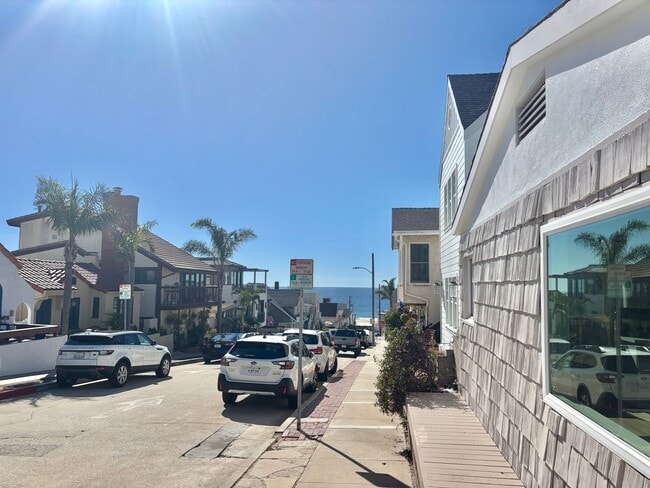 Building Photo - Fully Renovated 2bd/1ba! Just a block from...