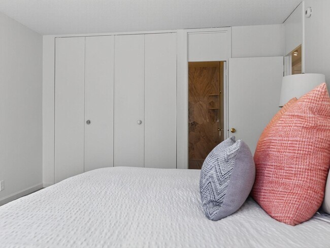 Building Photo - 65 E India Row