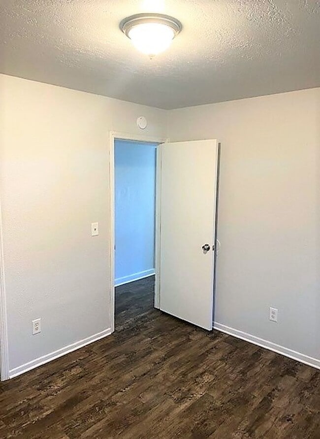 Building Photo - Nice Home in Enterprise Area!!