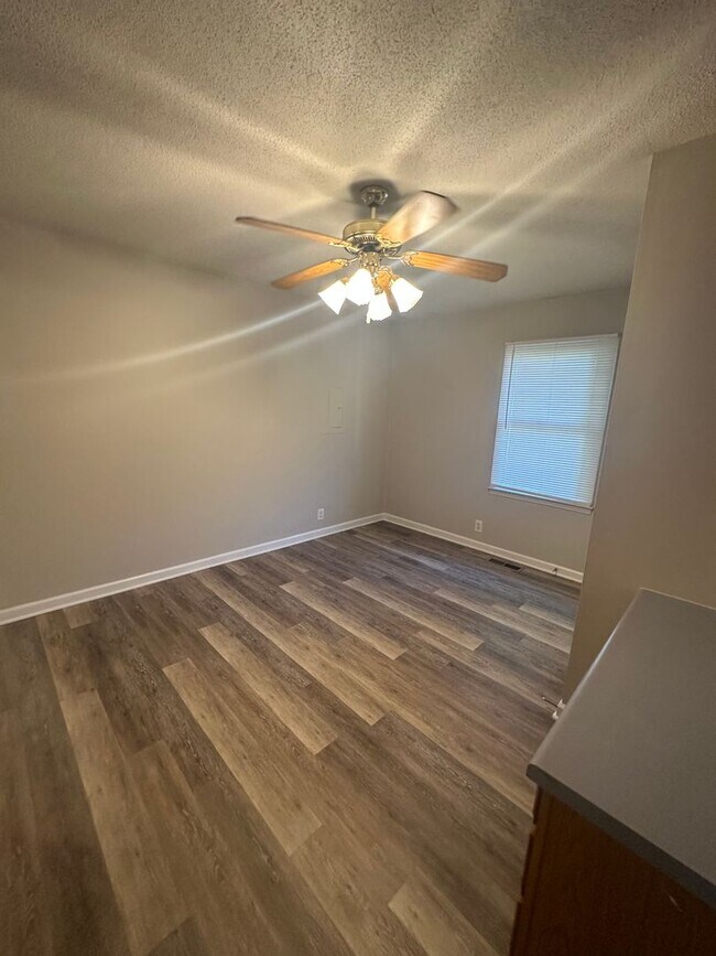 Building Photo - Cute 2 Bed 2.5 Bath House Near MTSU!