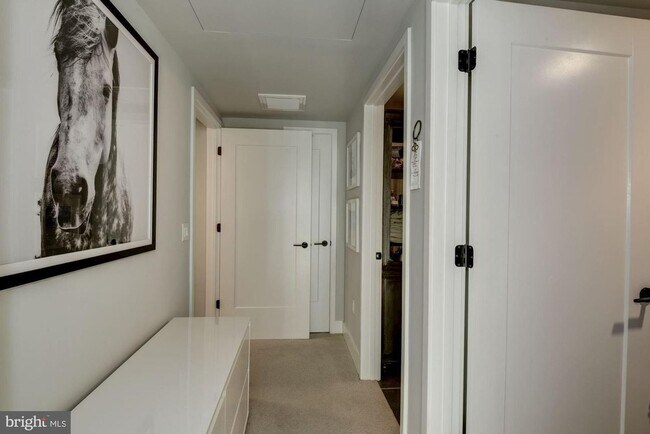 Building Photo - River-View 2BD Luxury Condo with Balcony and Parking!