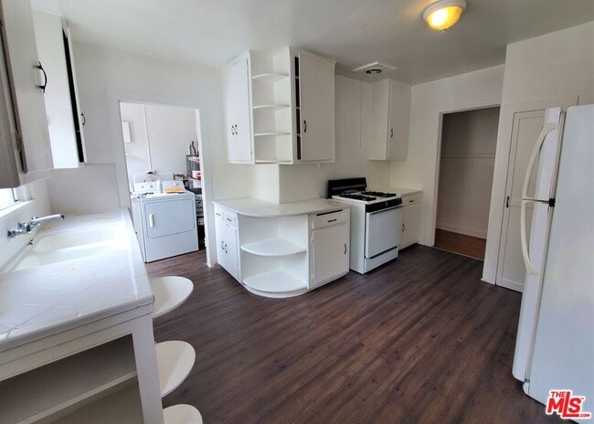 Building Photo - 813 N Poinsettia Pl