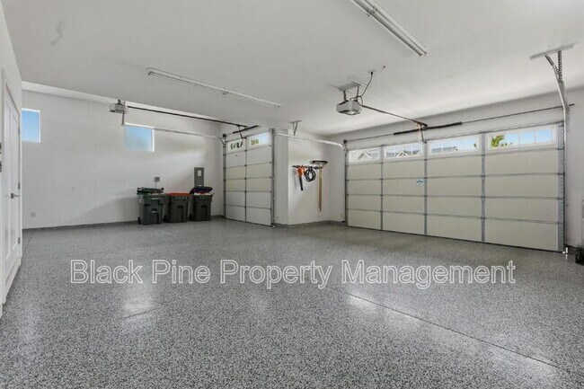 Building Photo - 3761 W Renhold Dr