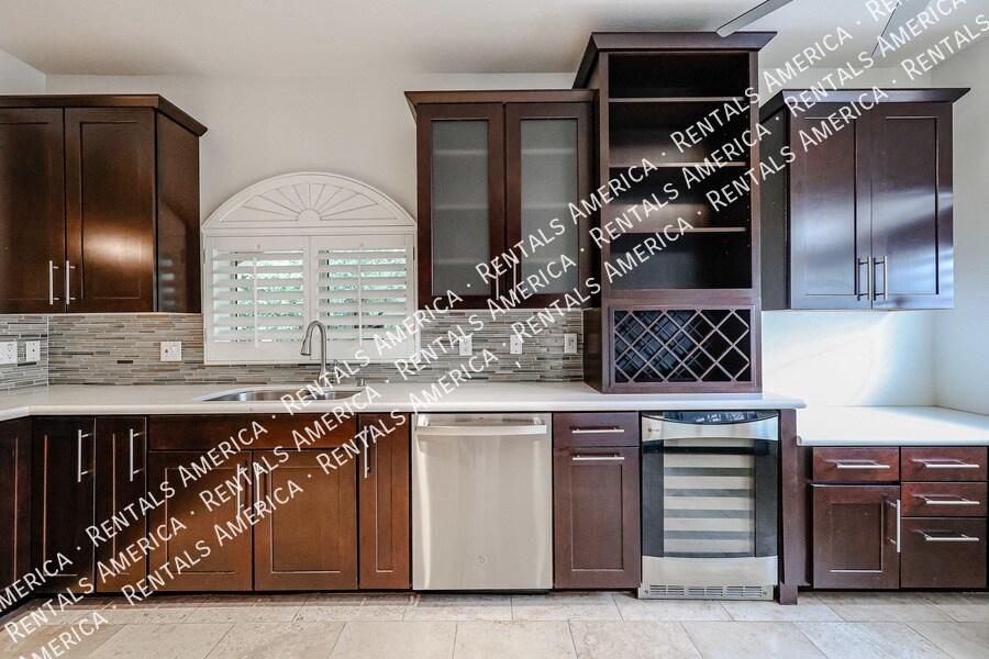 Building Photo - 8653 E Royal Palm Rd