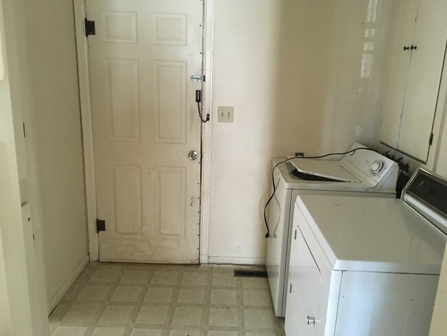 Laundry Room - 625 Fairfield St N