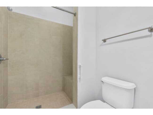 Building Photo - 5988 Summerhill - 2 beds unit with elevato...