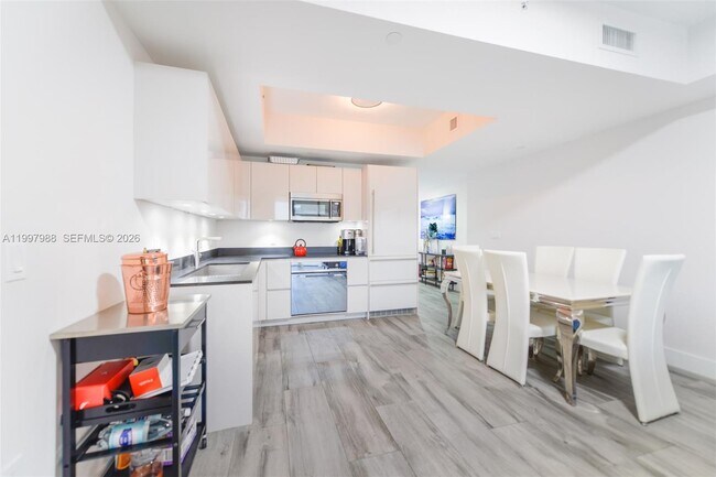 Building Photo - 1010 Brickell Ave