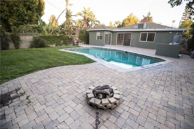 Building Photo - 13139 Valleyheart Dr