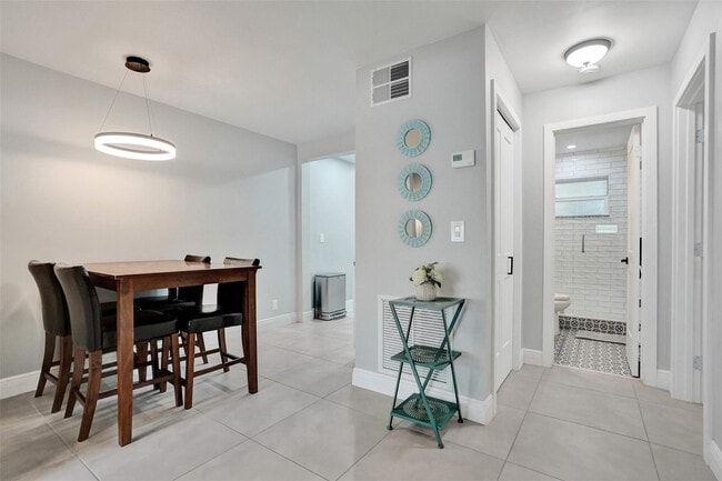 Building Photo - 901 SE 14th Ct