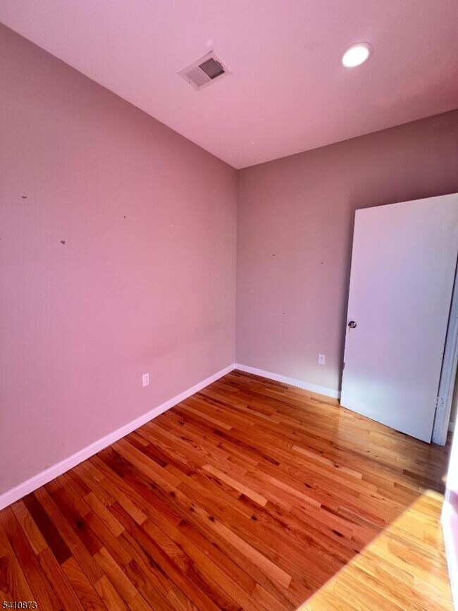 Building Photo - 485 E 27th St