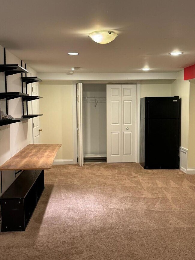 Building Photo - 2527 Oneida Ln