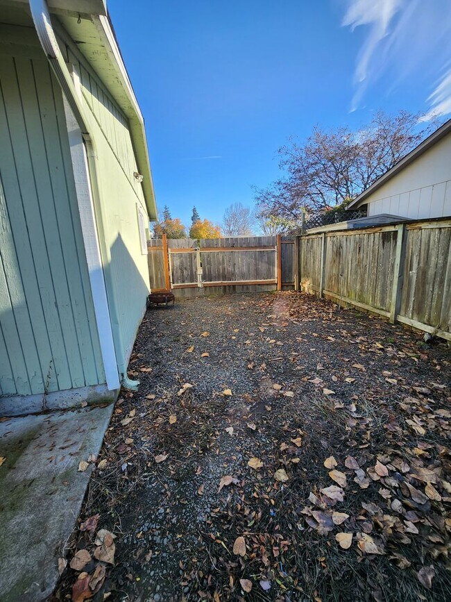 Building Photo - 3 Bedroom Home Excellent Location Near Sch...