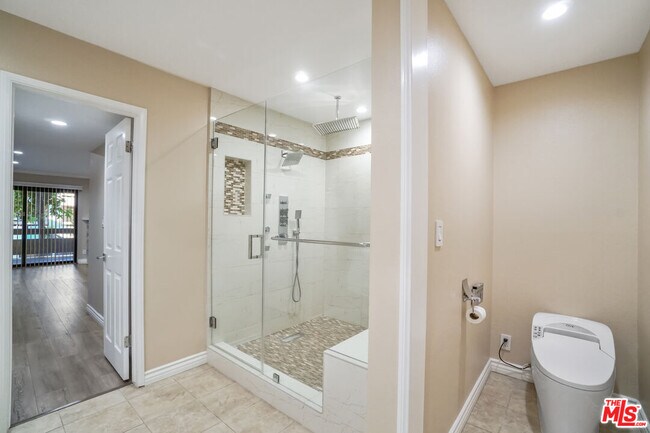 Building Photo - 15233 Magnolia Blvd