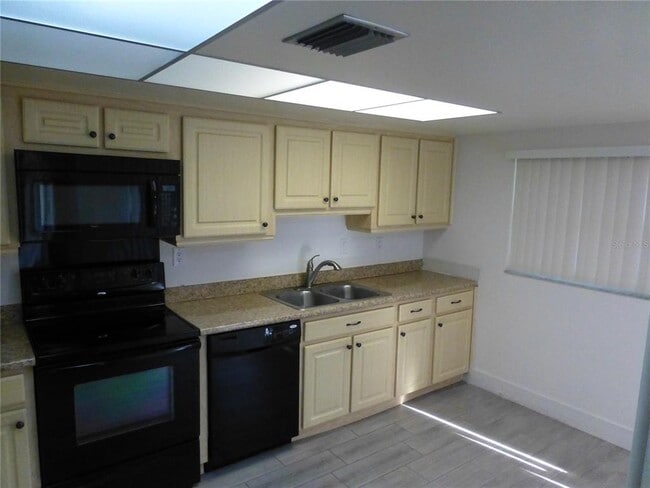 Building Photo - 60 Iris Pl