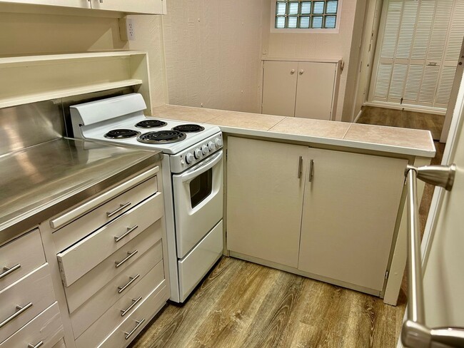 Building Photo - Tropic Seas one bdrm., one bath apartment, Oceanfront property, by Diamond Head and Kapiolani Park!