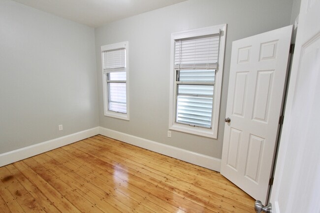 Building Photo - 460 Saratoga St