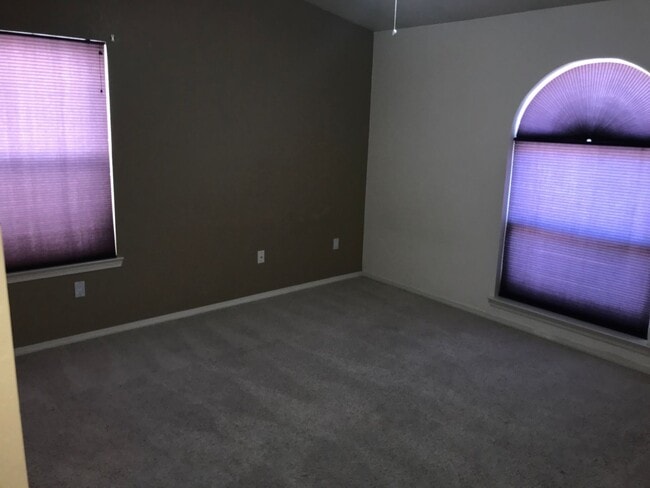 Building Photo - 3 bed 2 full bath