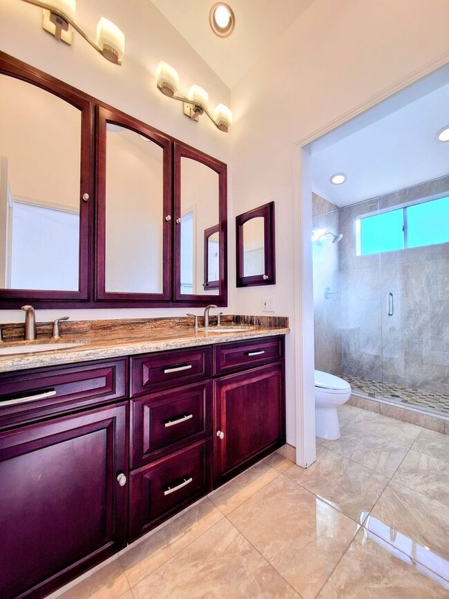 Building Photo - Beautiful 2bd Townhouse With Attached Garage, Private Patio, Pool/Hot Tub, & Clubhouse!