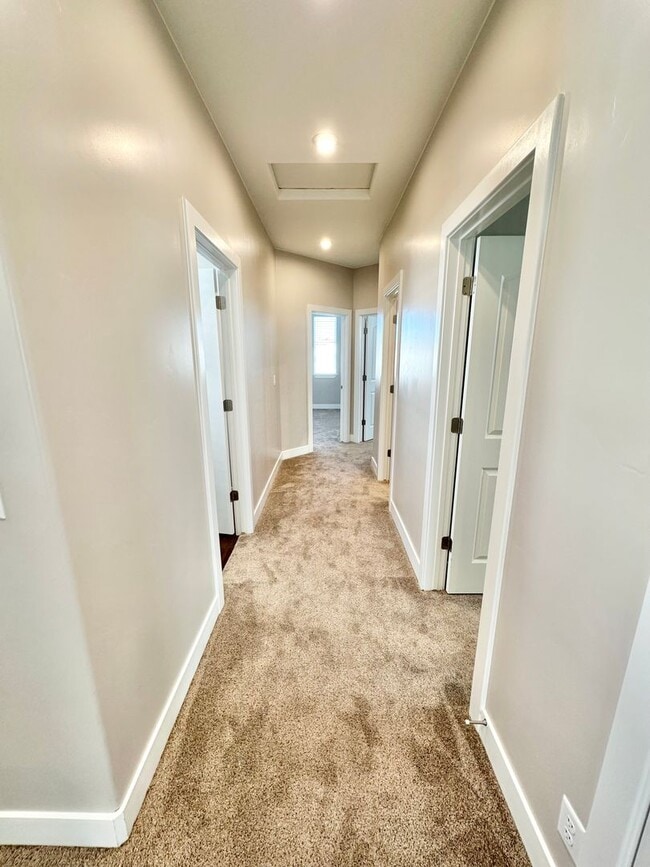 Building Photo - 4 Bed Desert Color Home!