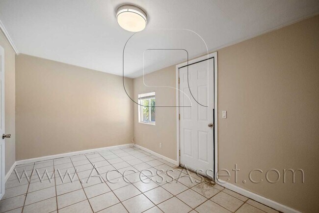 Building Photo - Charming 4 Bed/2.5 Bath Home With Spacious Backyard And Gated Entrance!