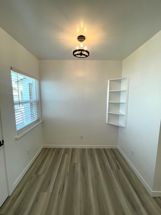 Building Photo - Beautiful, Tree-Lined Street in Residential Neighborhood. Remodeled, with AC, Personal Washer/Dryer