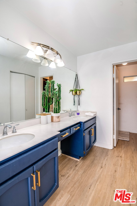 Master Bath w his and hers sinks - 7800 Topanga Canyon Blvd