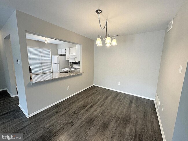 Building Photo - 560 Shetland Ct