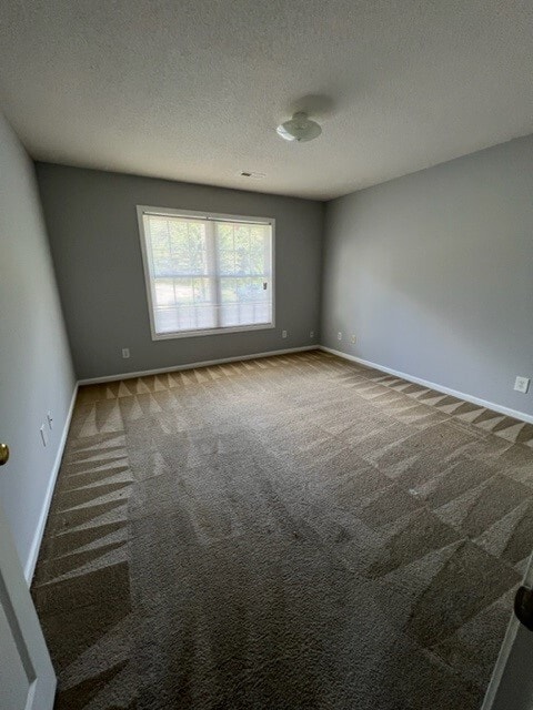 Building Photo - 15 Village W Ct
