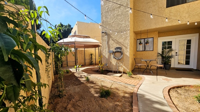 Building Photo - 1025 E Highland Ave