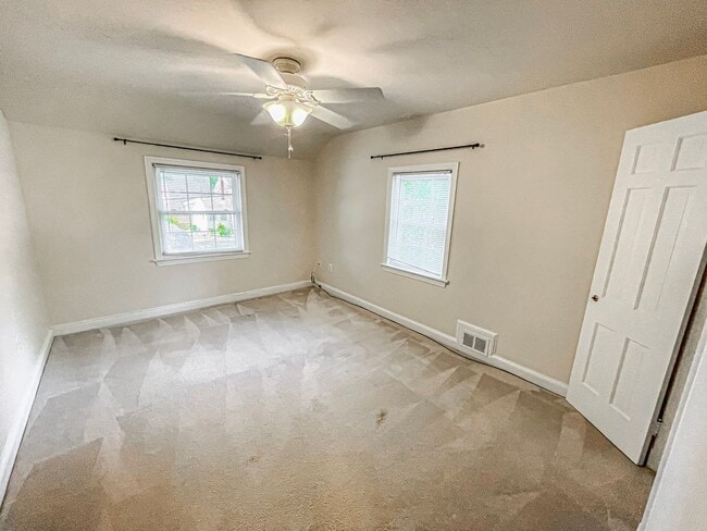 Building Photo - Classic 3 Bedroom 1.5 Bathroom Colonial In...