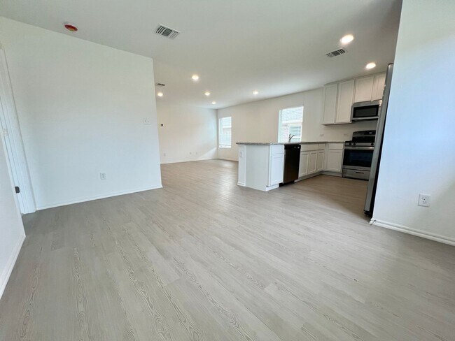 Building Photo - ?$500 OFF 1ST MONTH - Mustang School Distr...