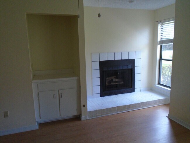 Building Photo - Nice Condo