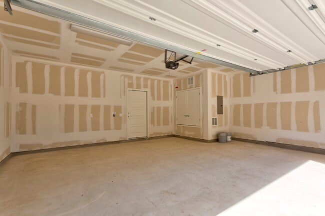 2 card garage - 13800 Lyndhurst St