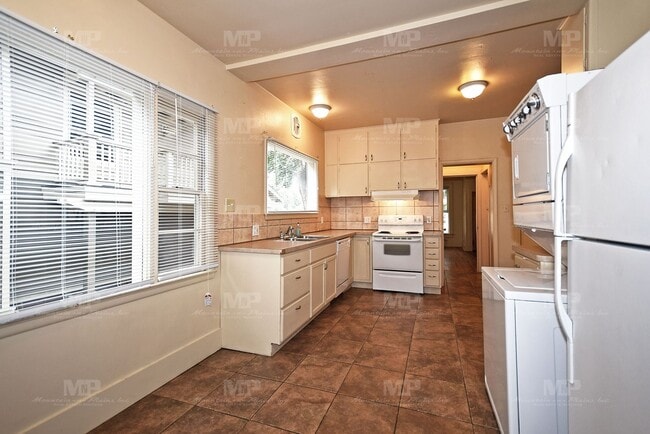 Building Photo - 322 W Laurel St