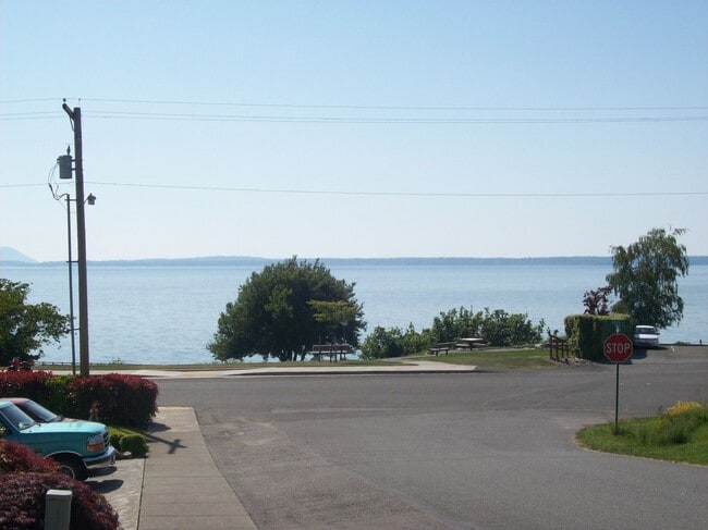 Building Photo - Price Reduction! 2 Bedroom Condo with a View.