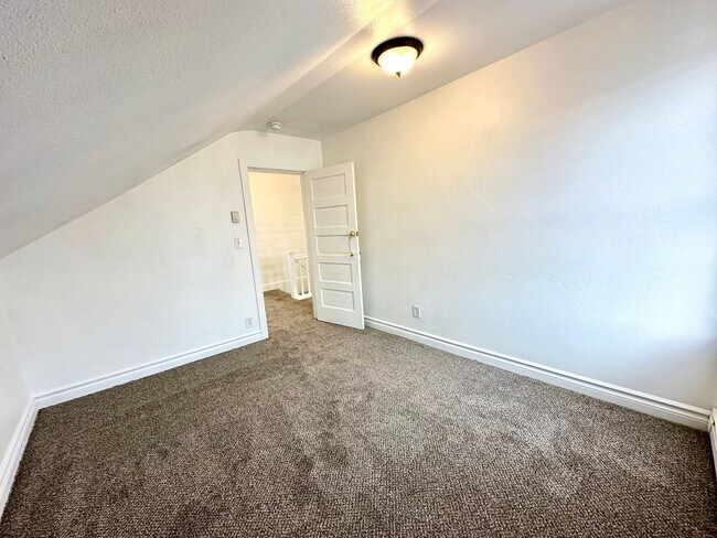 Building Photo - 610 S Pine St