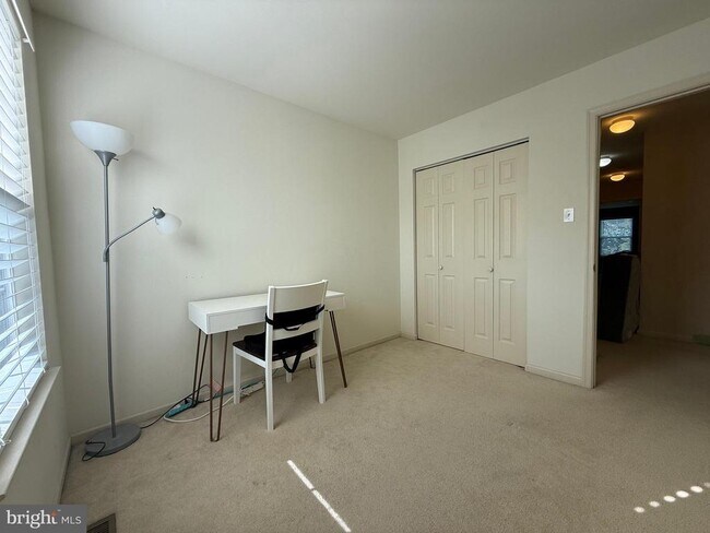 Building Photo - 102 Regents Ct
