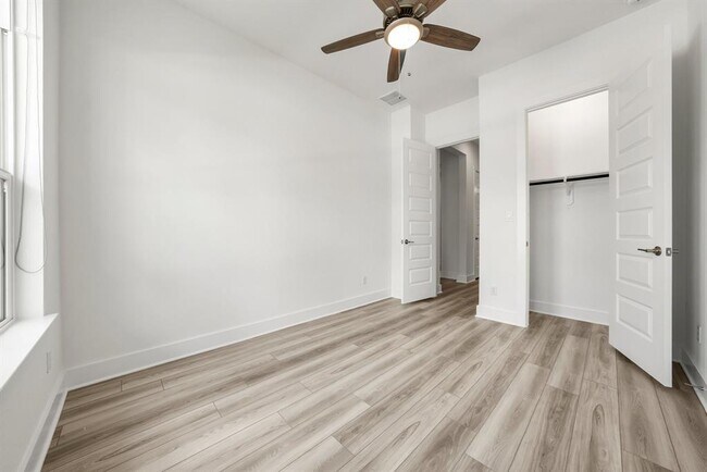 Building Photo - 1633 Martin Wls St