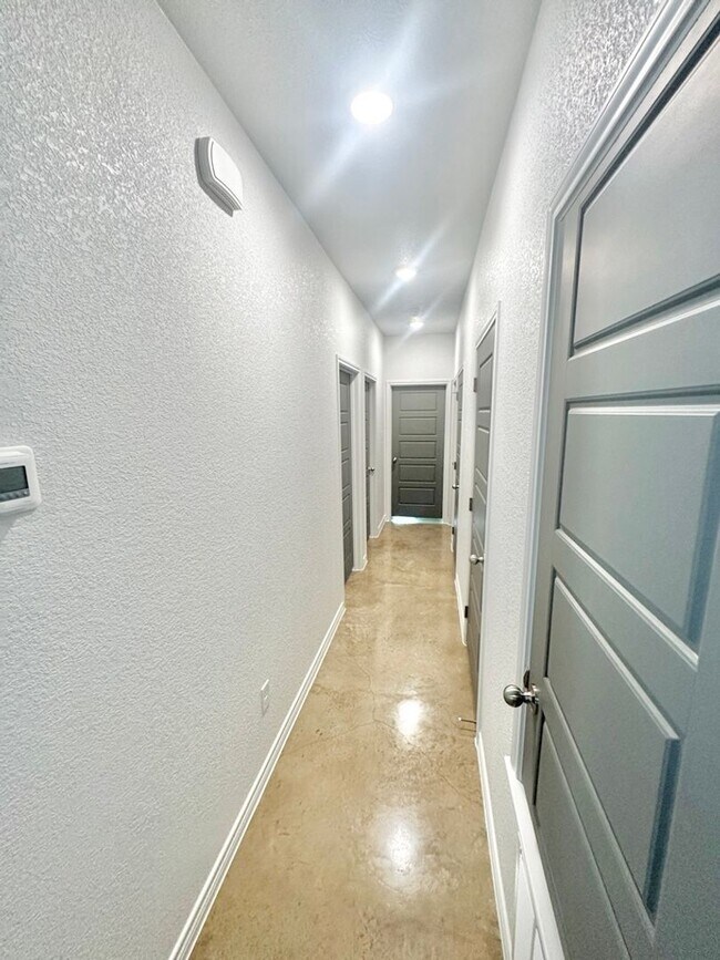 Building Photo - AVAILABLE NOW! - FIRST MONTH FREE