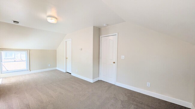 Building Photo - GREAT DOWNTOWN LOCATION!! GATED PARKING!
